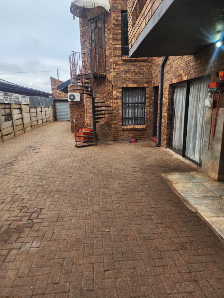 6 Bedroom Property for Sale in Manzil Park North West